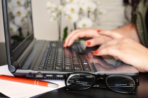 desk_glasses_laptop_microsoft_notebook_pc_person_typing-936770-1548400213644-300x200.jpg